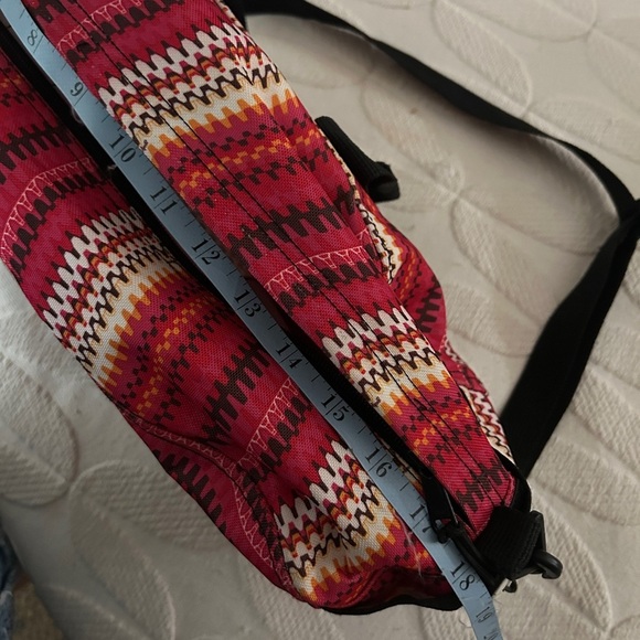 Like new YakPak duffle bag. Pink colorful zigzag design with black details - Picture 9 of 11